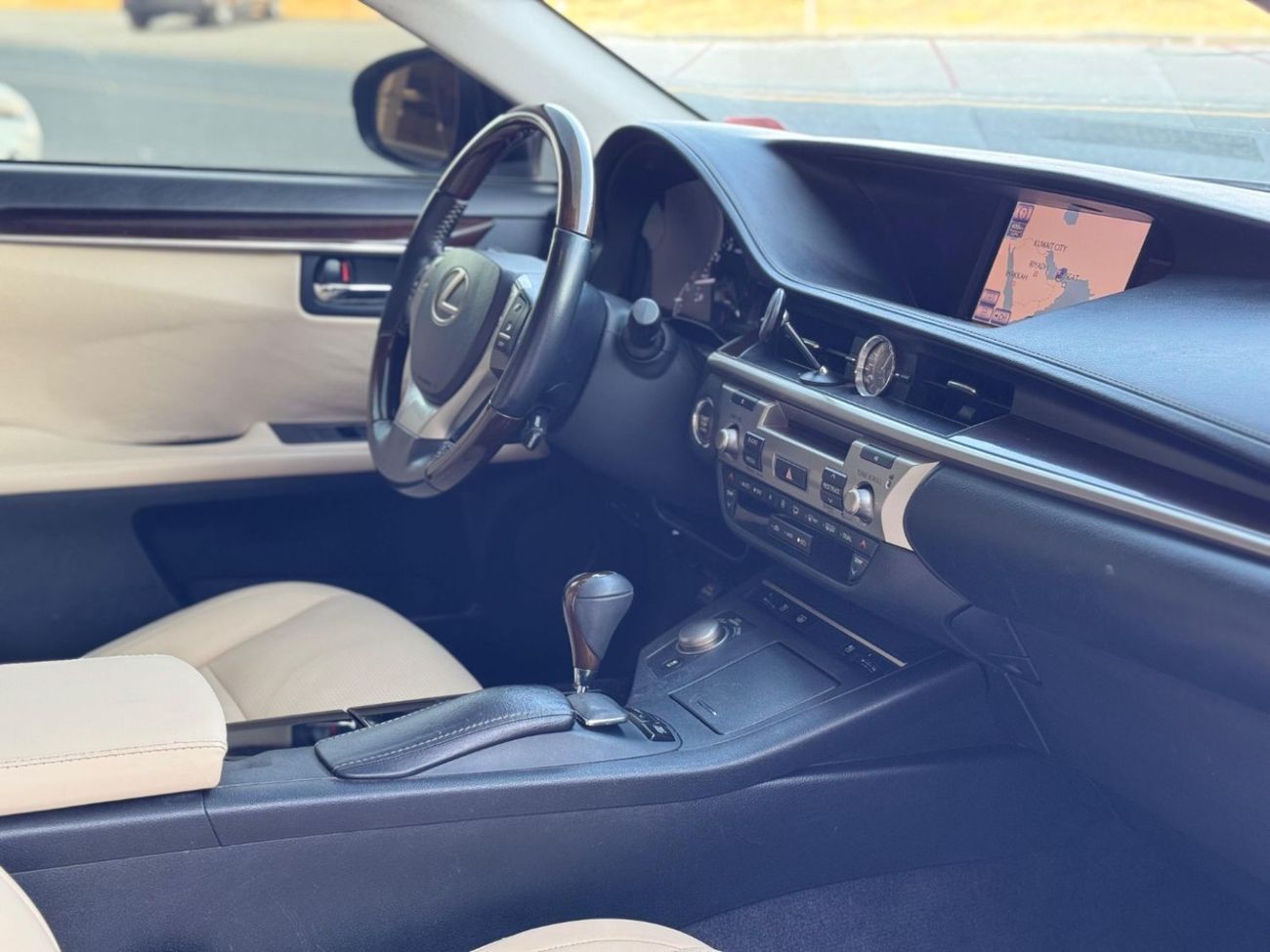 لكزس ES 350 Platinum 3.5L V6 / FULL OPTION / PARKING SENSORS / BLIND SPOTS / IN PERFECT CONDITION