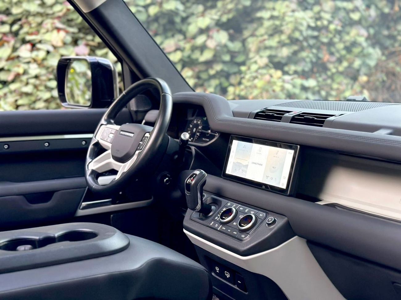 لاند روفر ديفندر P400 90 First Edition 3.0L (6 Seater)
