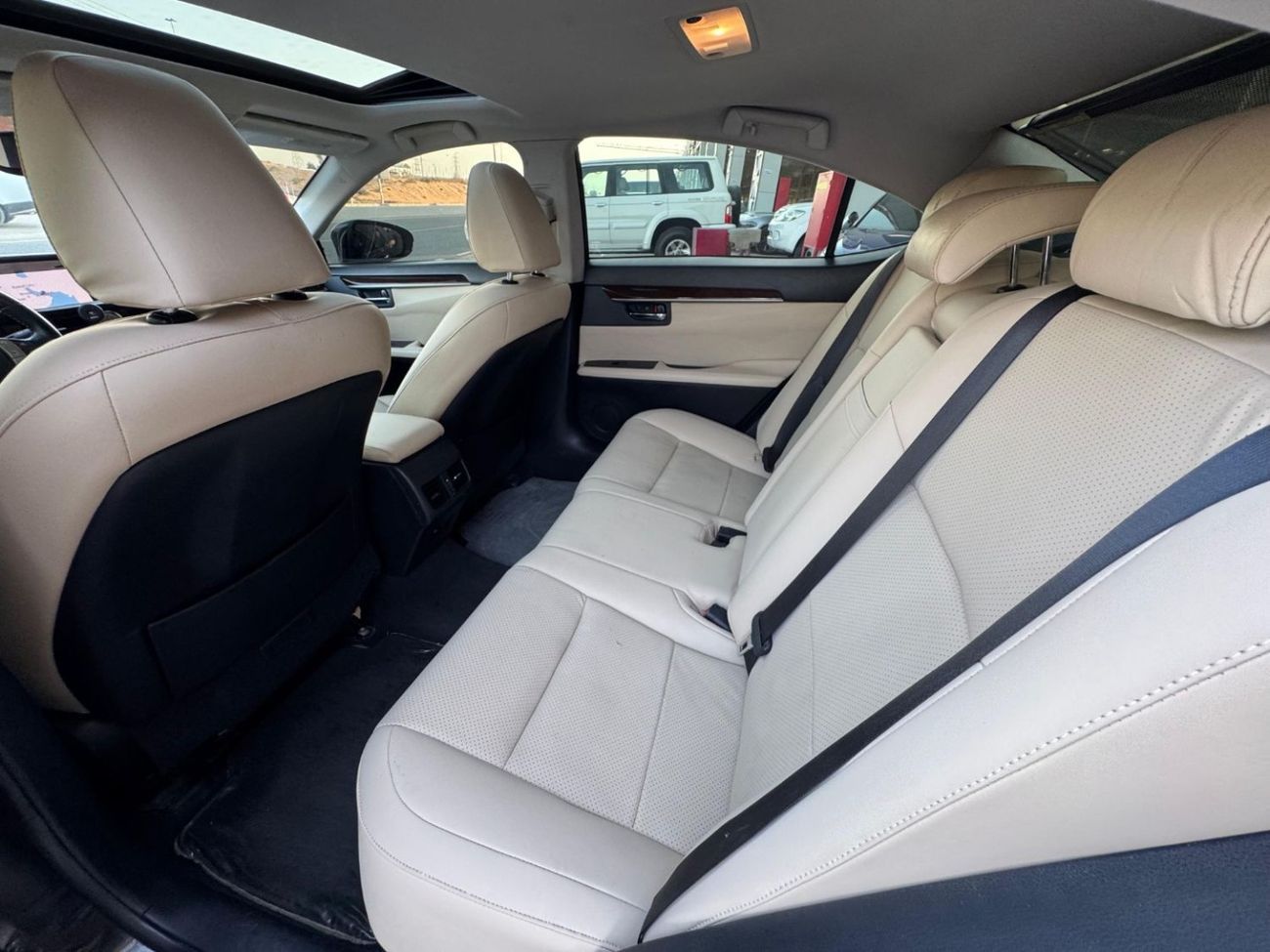 لكزس ES 350 Platinum 3.5L V6 / FULL OPTION / PARKING SENSORS / BLIND SPOTS / IN PERFECT CONDITION