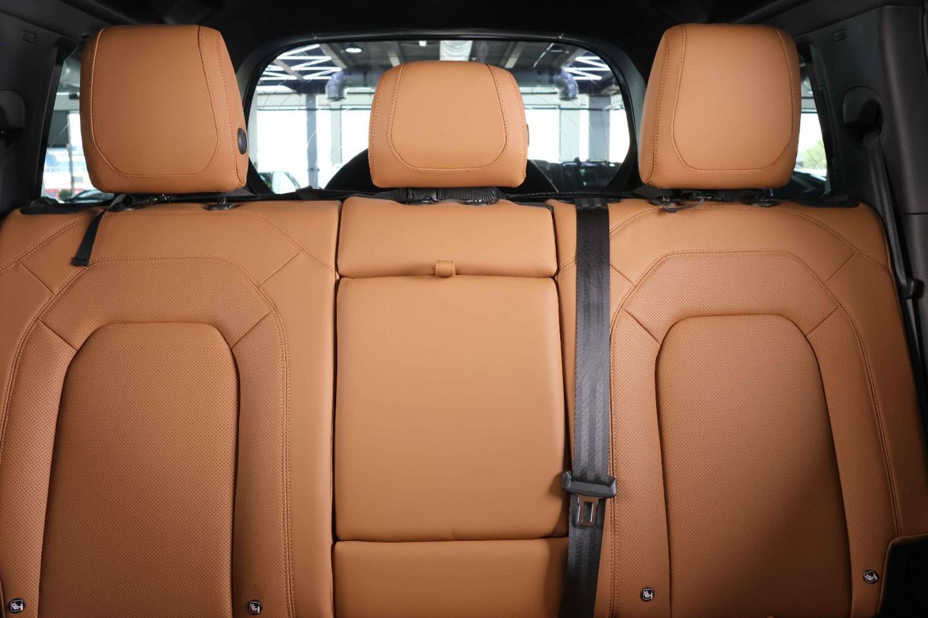لاند روفر ديفندر P400 110 HSE 3.0L (5 Seater) 2024-LAND ROVER DEFENDER 110 P400 HSE-WARRANTY TILL 11/2028-SERVICE CON