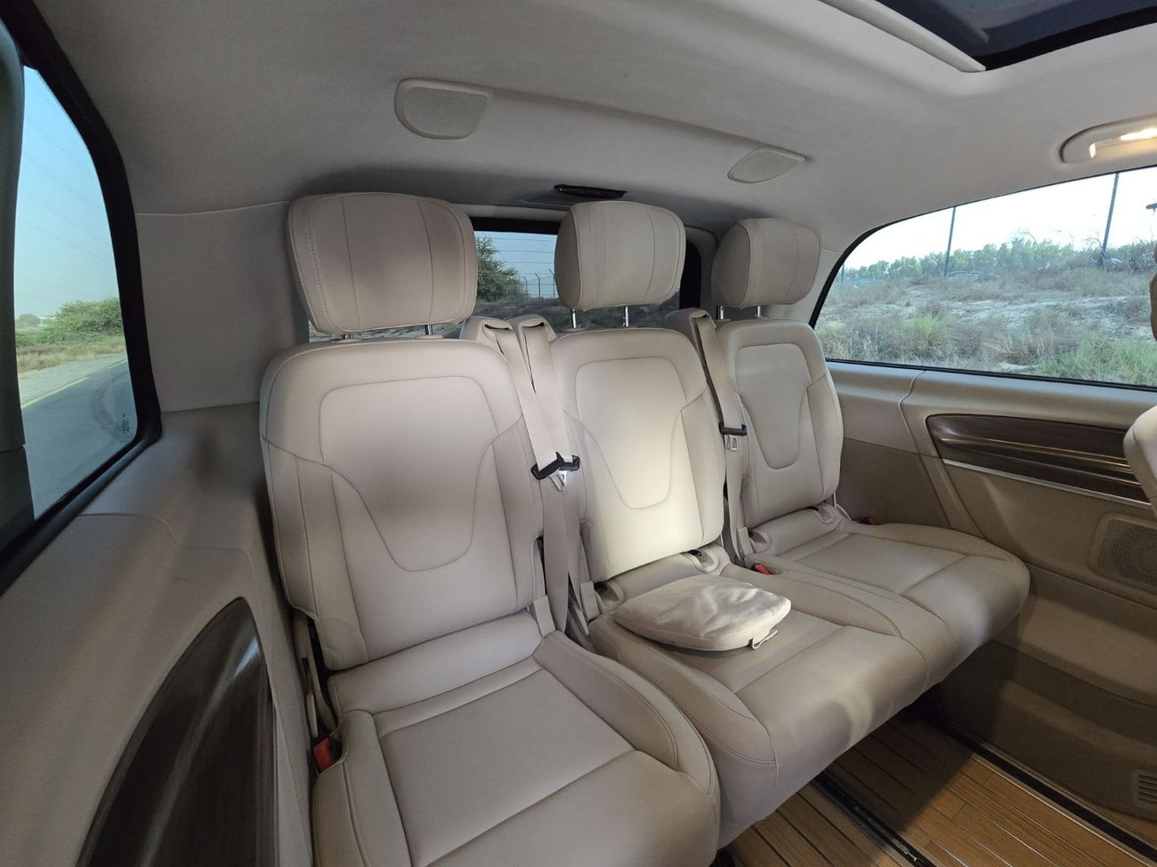 مرسيدس بنز V 250 Std 2.1L MERCEDES V-250 FULL OPITION // PERFECT CONDITION // VIP SEATS // SUNROOF