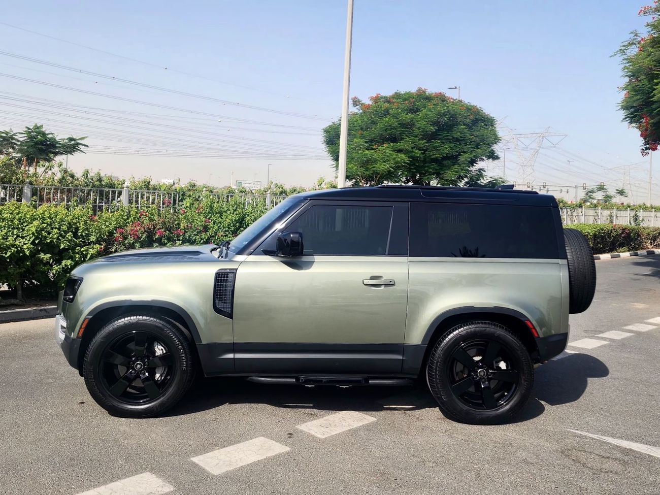 لاند روفر ديفندر P400 90 First Edition 3.0L (6 Seater)