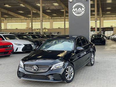 مرسيدس بنز C 300 محرك V4 سعة 2.0 لتر / فتحة سقف بانورامية / رادار / نقطة عمياء / بحالة ممتازة