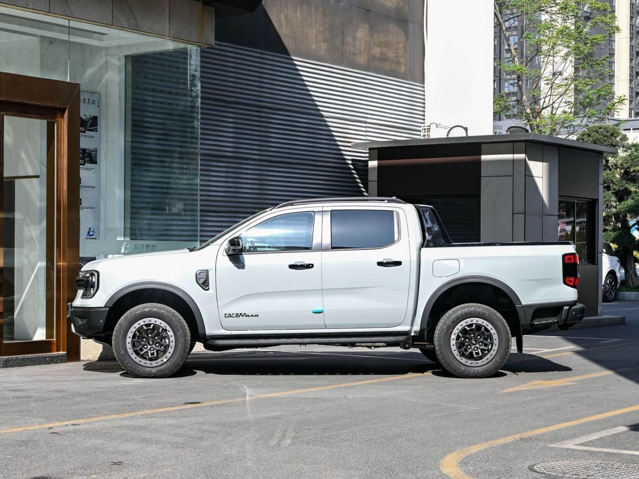 فورد رانجر Wildtrak 4x4 Petrol 255HP - Sand Special Edition
