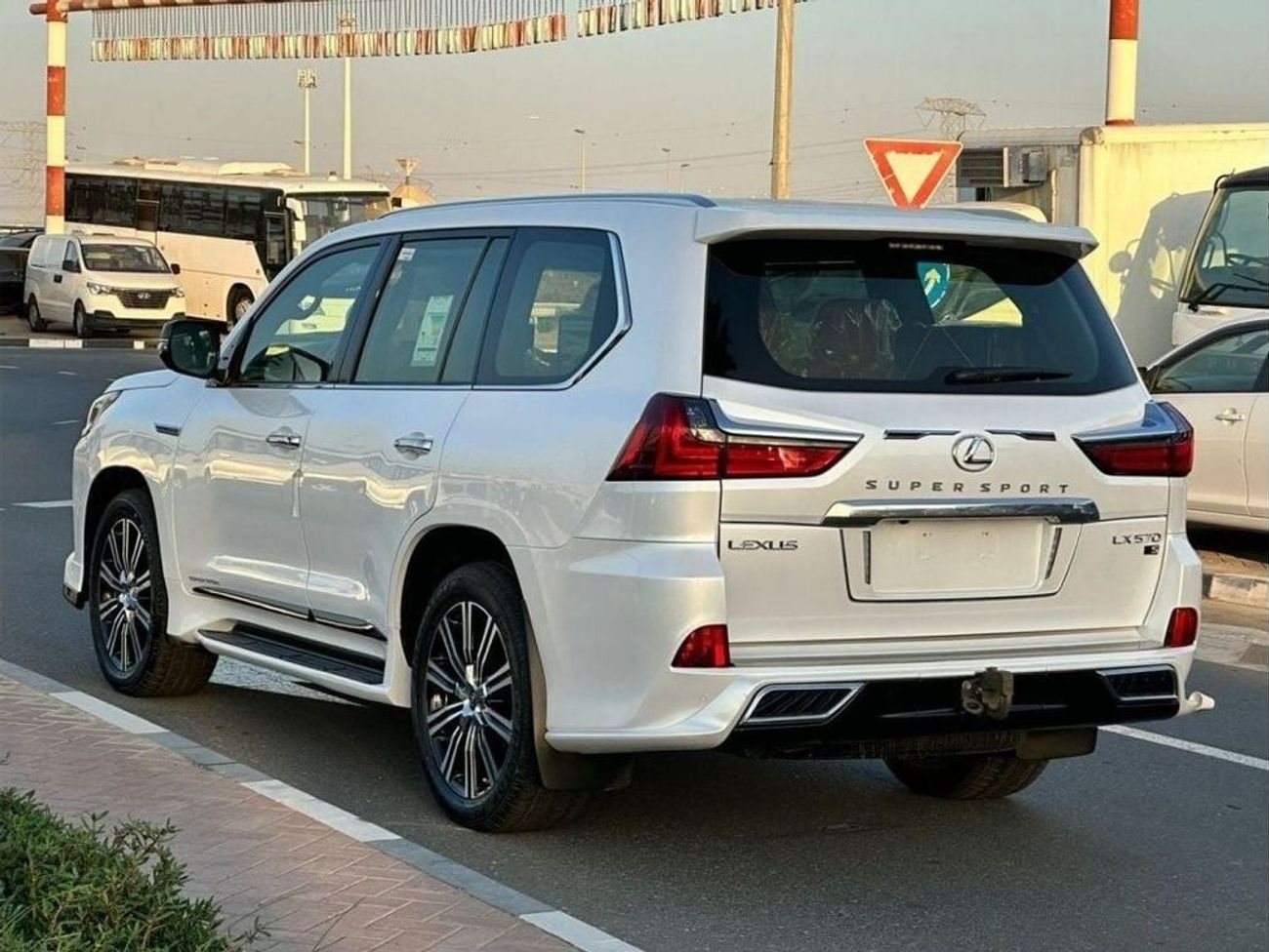 لكزس LX 570 سيجناتشر