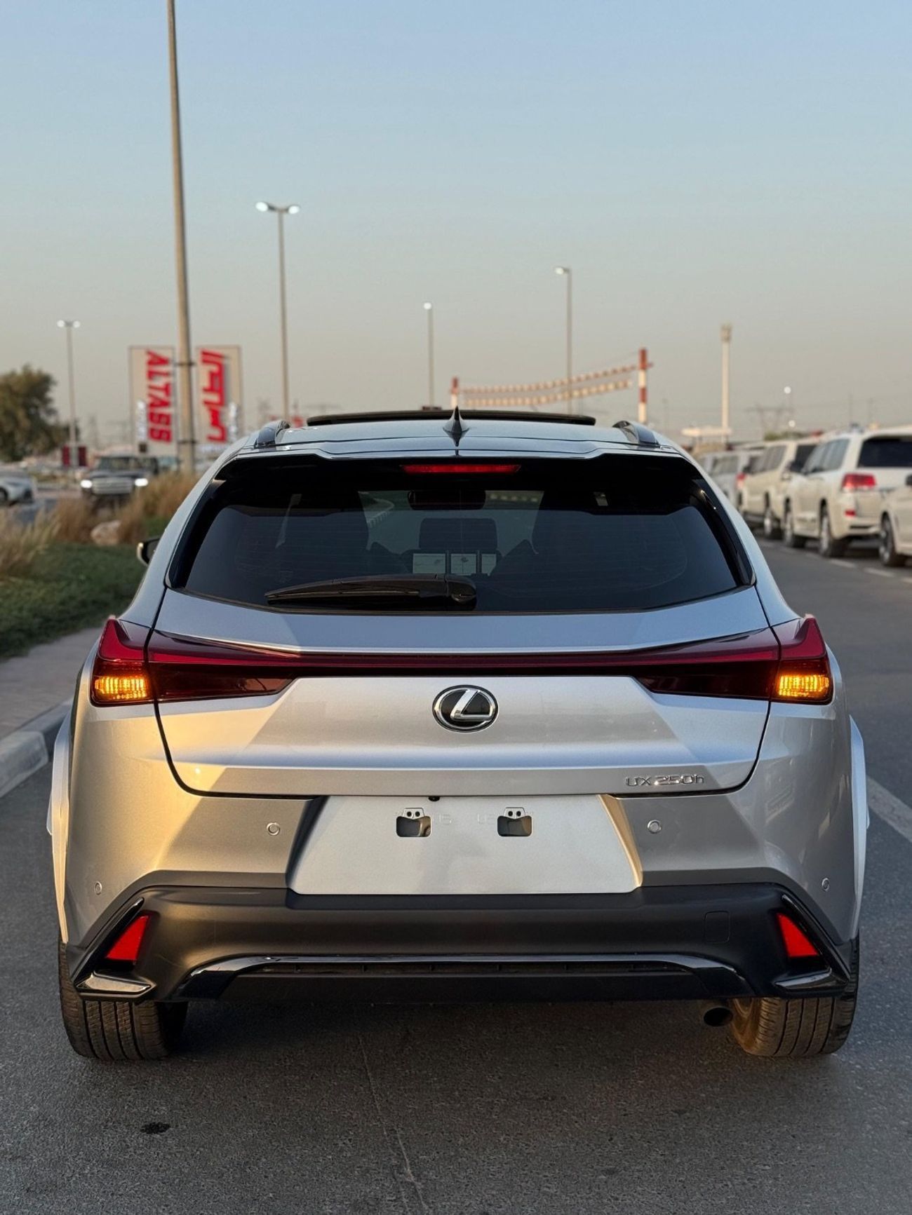 لكزس UX 250h F-Sport Hybrid handling 2023 Full Option