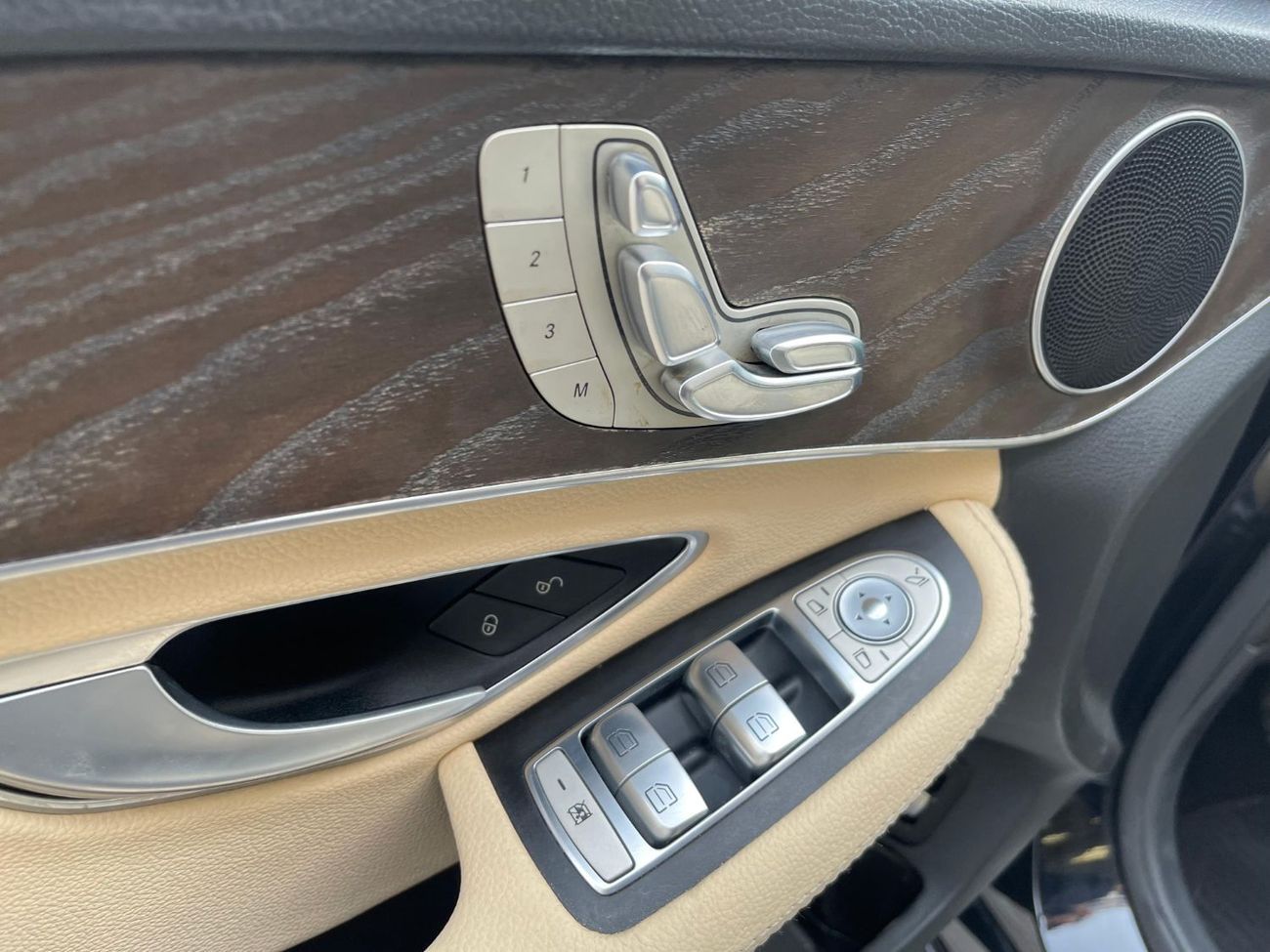 مرسيدس بنز C 300 محرك V4 سعة 2.0 لتر / فتحة سقف بانورامية / رادار / نقطة عمياء / بحالة ممتازة