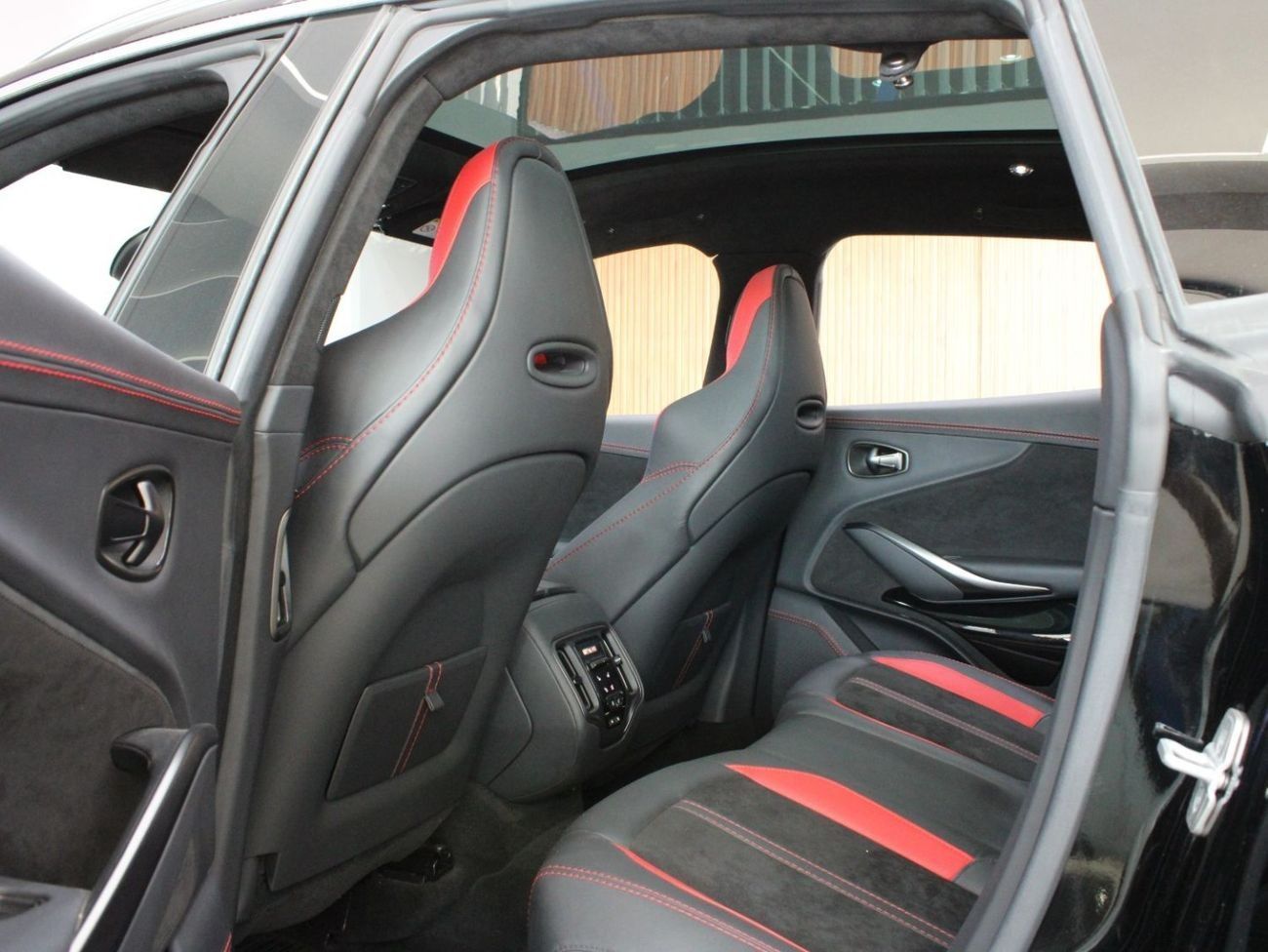 أستون مارتن DBX BRAND NEW ASTON MARTIN DBX