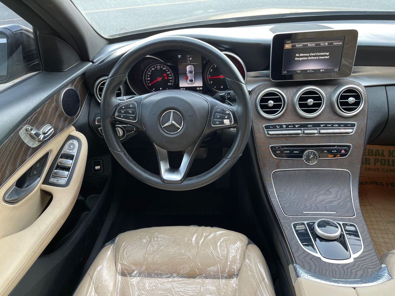 مرسيدس بنز C 300 محرك V4 سعة 2.0 لتر / فتحة سقف بانورامية / رادار / نقطة عمياء / بحالة ممتازة