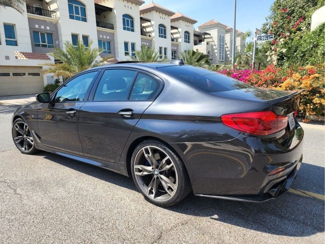 بي أم دبليو M550i Std 4.4L