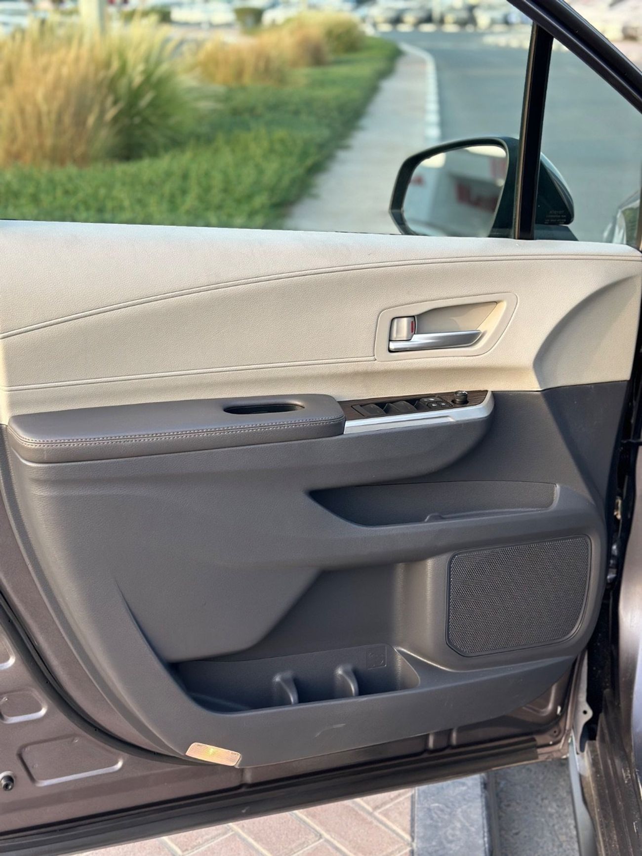 تويوتا سيينا XLE Hybrid Sunroof Full Option 2022