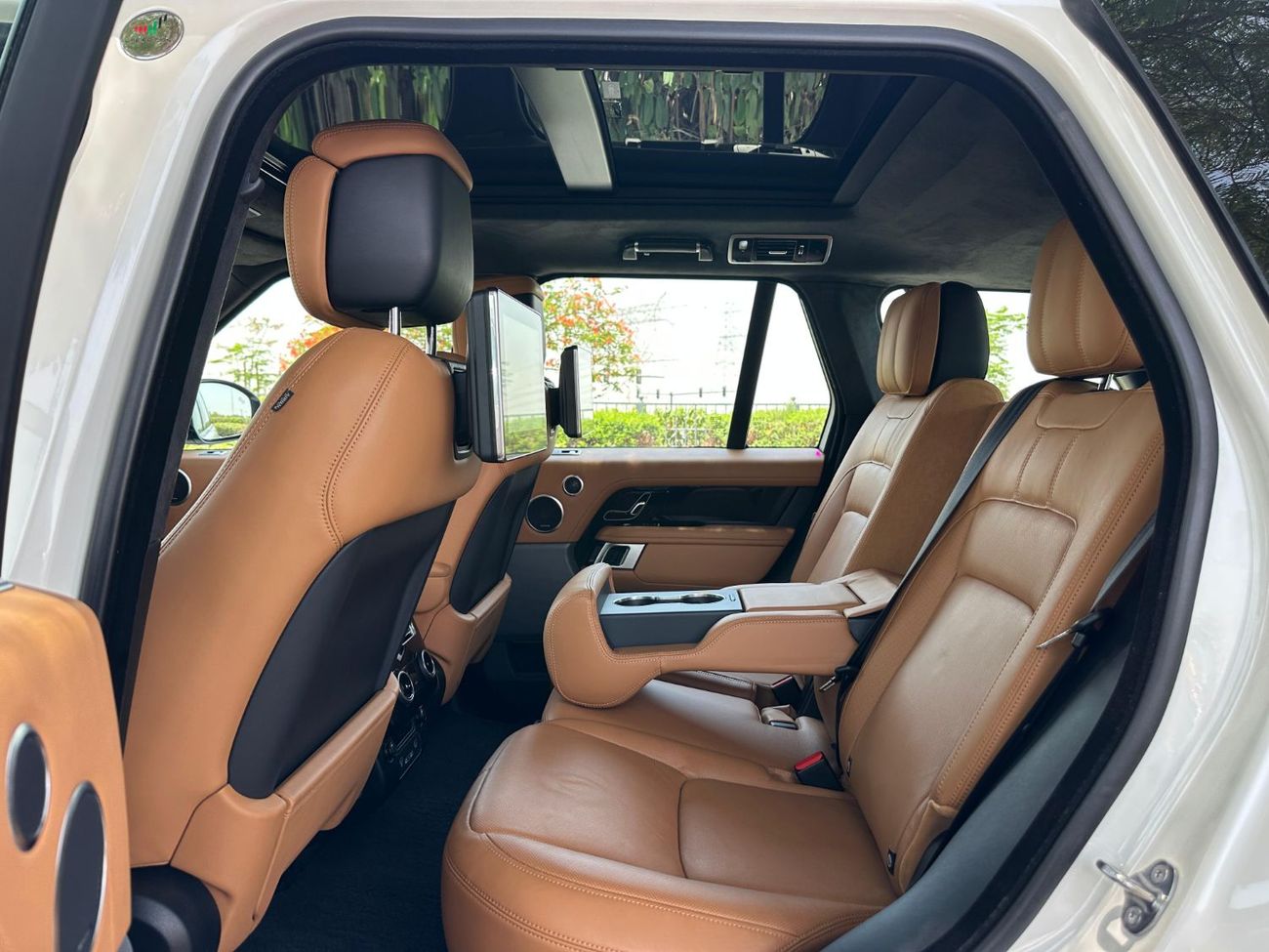 لاند روفر رينج روفر Range Rover Vouge UAE Edition Autobiography / 2021 / GCC / P 400 / Perfect Condition / 3,465 AED Mon