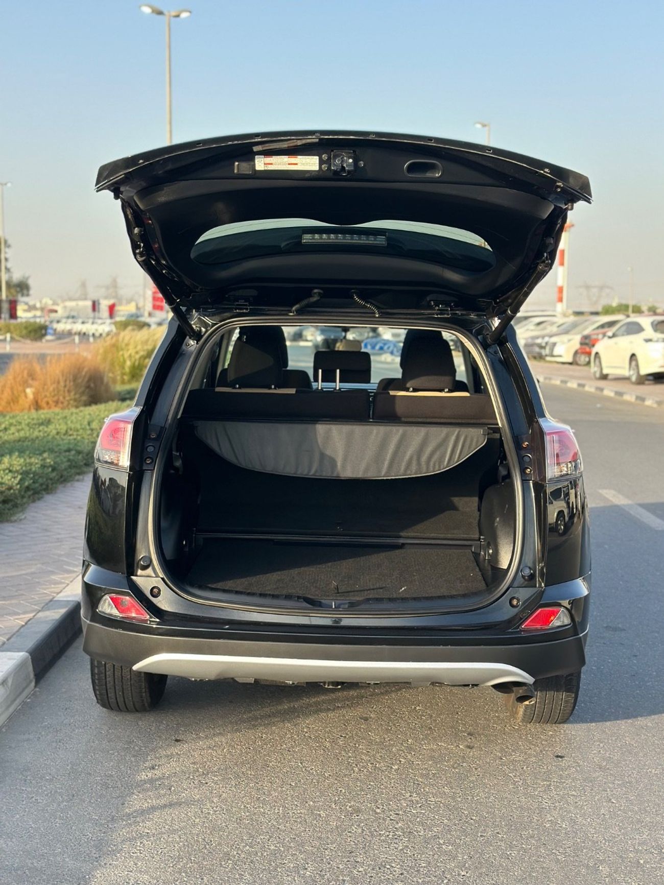 تويوتا راف ٤ Hybrid XLE Sunroof, push start full option