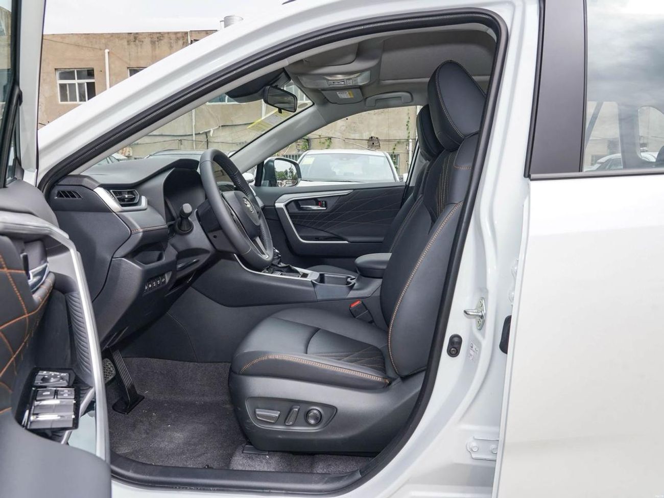 تويوتا راف ٤ Hybrid Luxury 4x4 - 178HP Aut