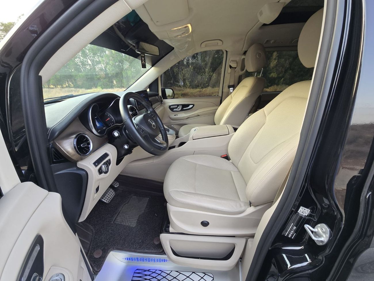 مرسيدس بنز V 250 Std 2.1L MERCEDES V-250 FULL OPITION // PERFECT CONDITION // VIP SEATS // SUNROOF