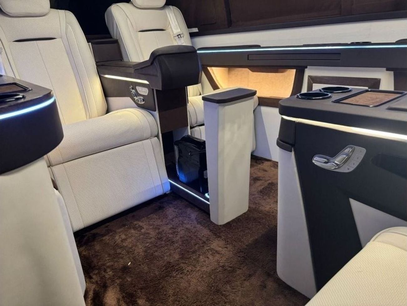 مرسيدس بنز مايباخ v250 V250 GCC with Full VIP upgrade and Maybach Exterior Kit