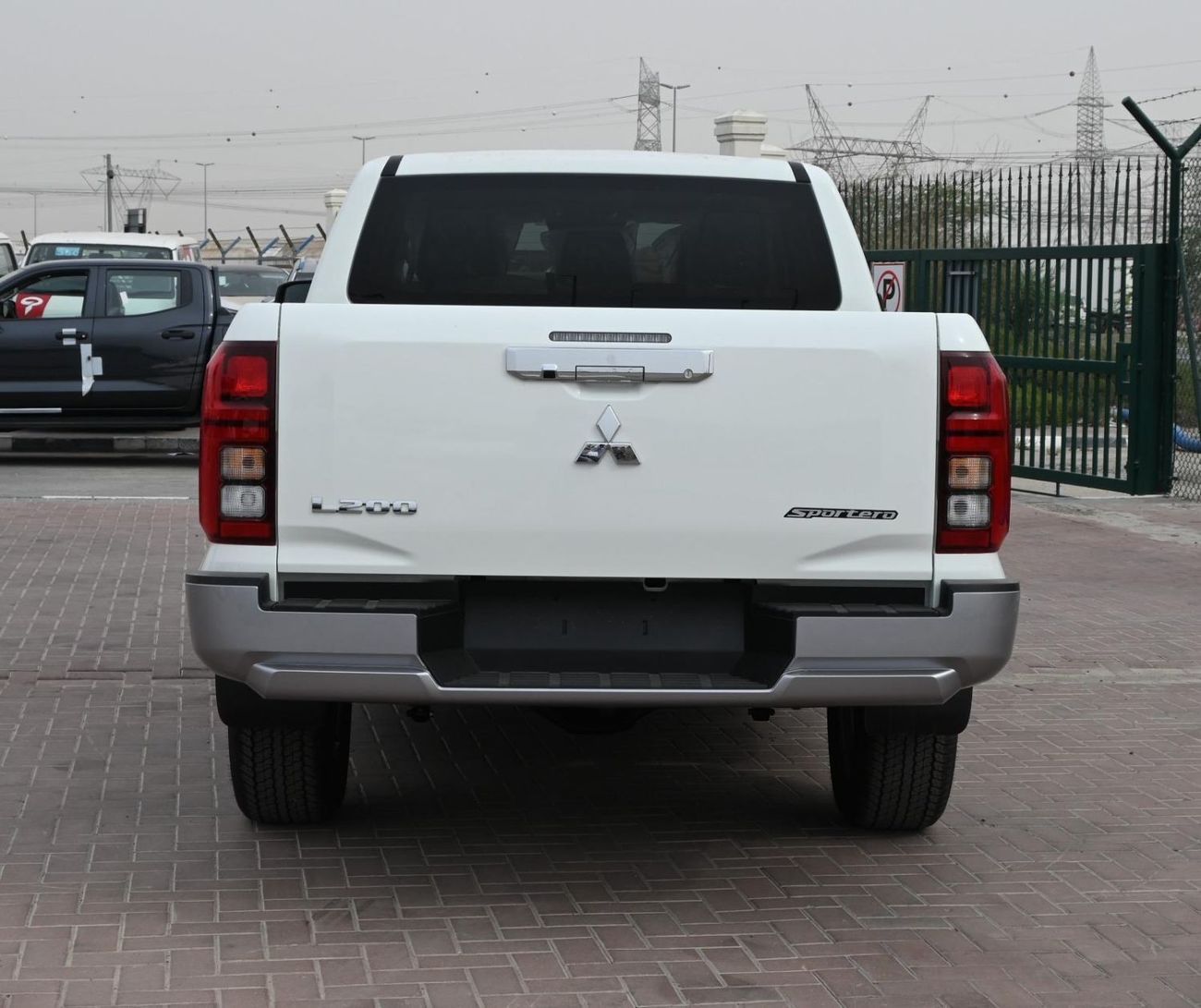 ميتسوبيشي L200 SPORTERO 2.4L DIESEL DCAB 4WD 6AT GLS FULL OPTION