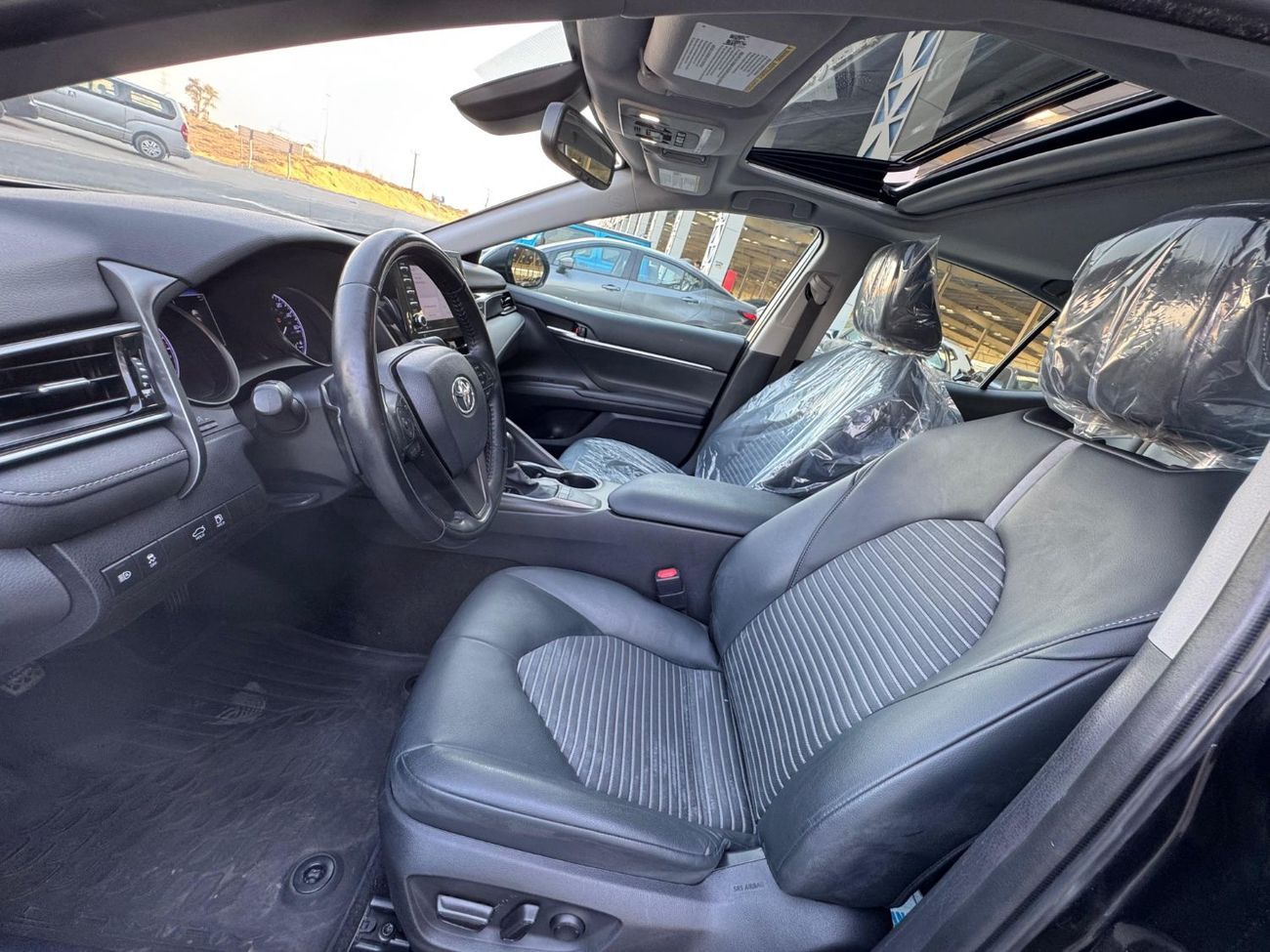 تويوتا كامري SE 2.5L (204 HP) SE / 2.5L V4 / SUNROOF / RADAR / KEYLESS ENTRY / ECO MODE / BLIND SPOTS