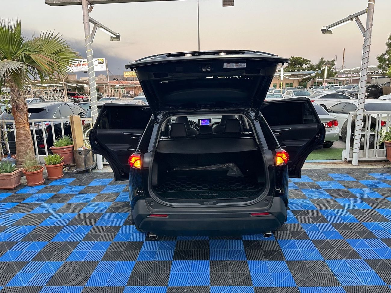 تويوتا راف ٤ سيارة RAV4 موديل 2024 بمحرك 2.5 لتر ونظام دفع رباعي XLE، سيارة كندية
