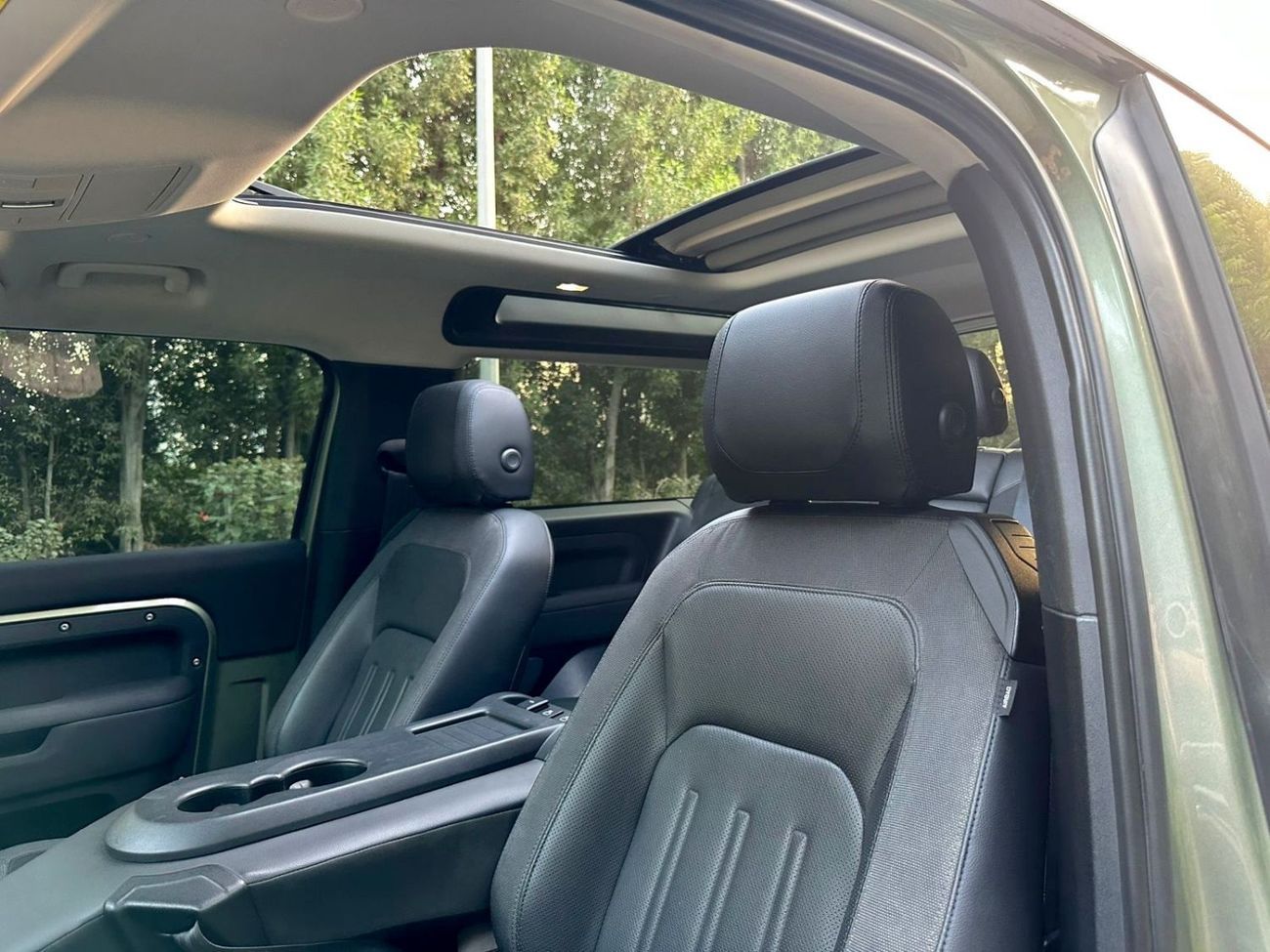 لاند روفر ديفندر P400 90 First Edition 3.0L (6 Seater)
