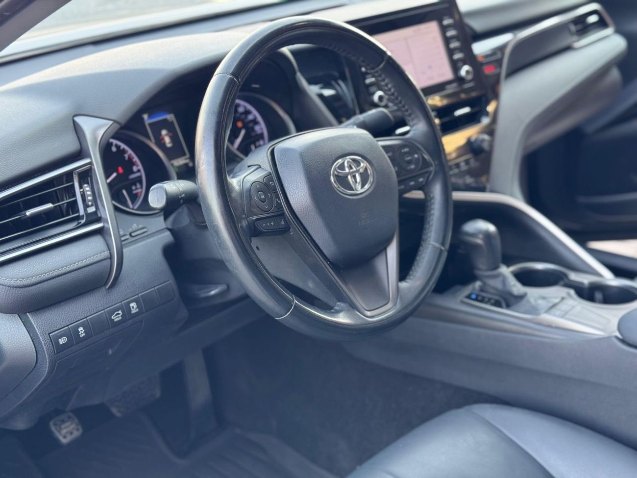 تويوتا كامري SE 2.5L (204 HP) SE / 2.5L V4 / SUNROOF / RADAR / KEYLESS ENTRY / ECO MODE / BLIND SPOTS