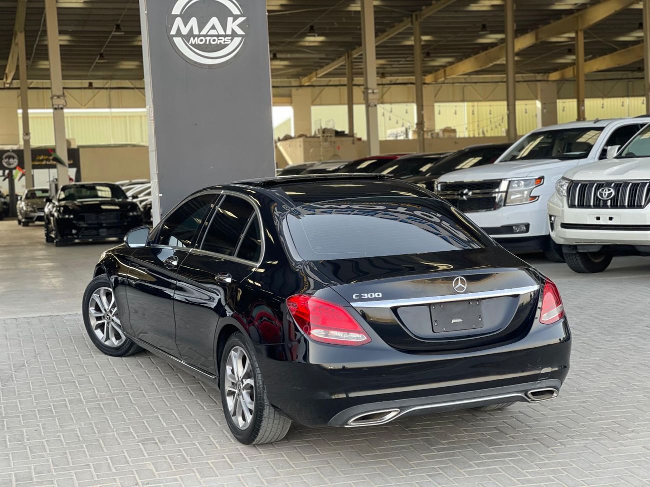 مرسيدس بنز C 300 محرك V4 سعة 2.0 لتر / فتحة سقف بانورامية / رادار / نقطة عمياء / بحالة ممتازة