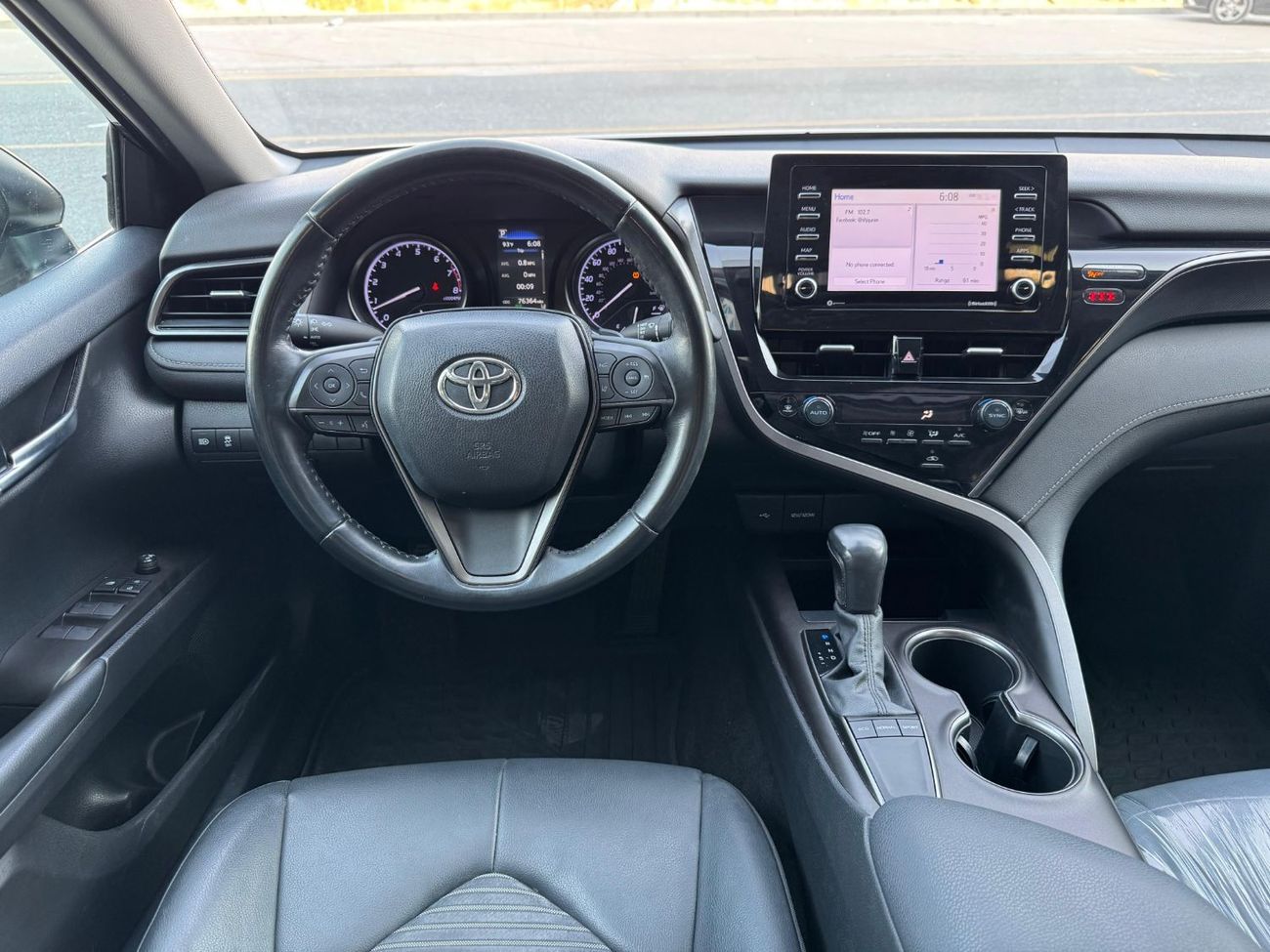 تويوتا كامري SE 2.5L (204 HP) SE / 2.5L V4 / SUNROOF / RADAR / KEYLESS ENTRY / ECO MODE / BLIND SPOTS