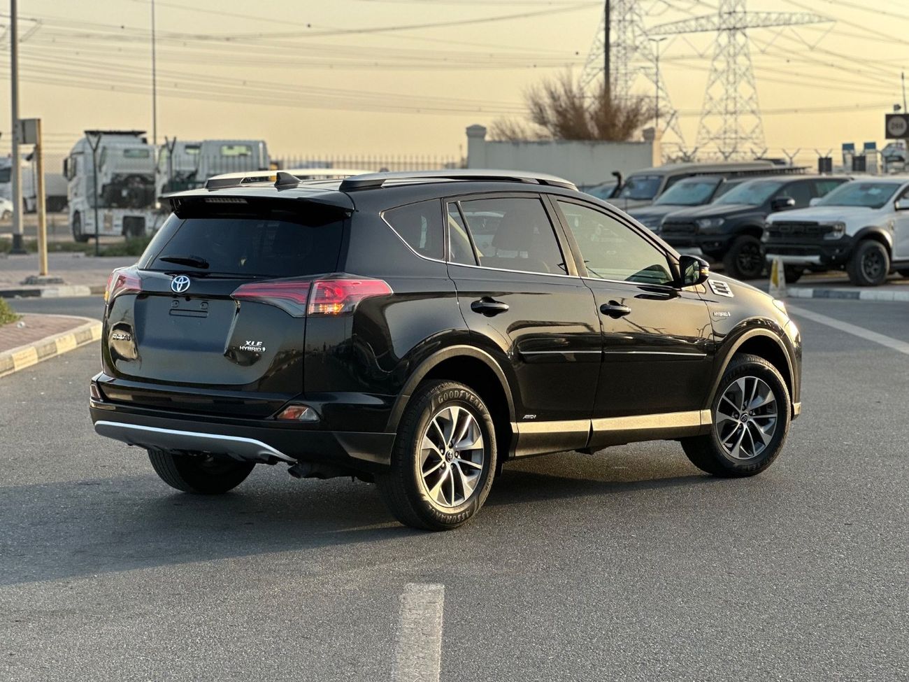 تويوتا راف ٤ Hybrid XLE Sunroof, push start full option