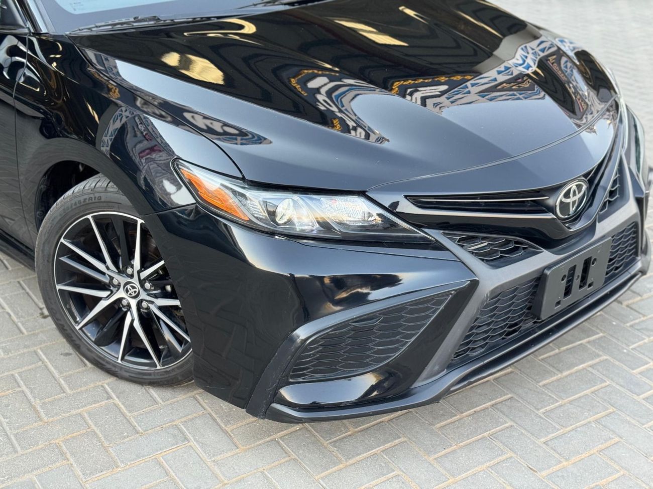 تويوتا كامري SE 2.5L (204 HP) SE / 2.5L V4 / SUNROOF / RADAR / KEYLESS ENTRY / ECO MODE / BLIND SPOTS