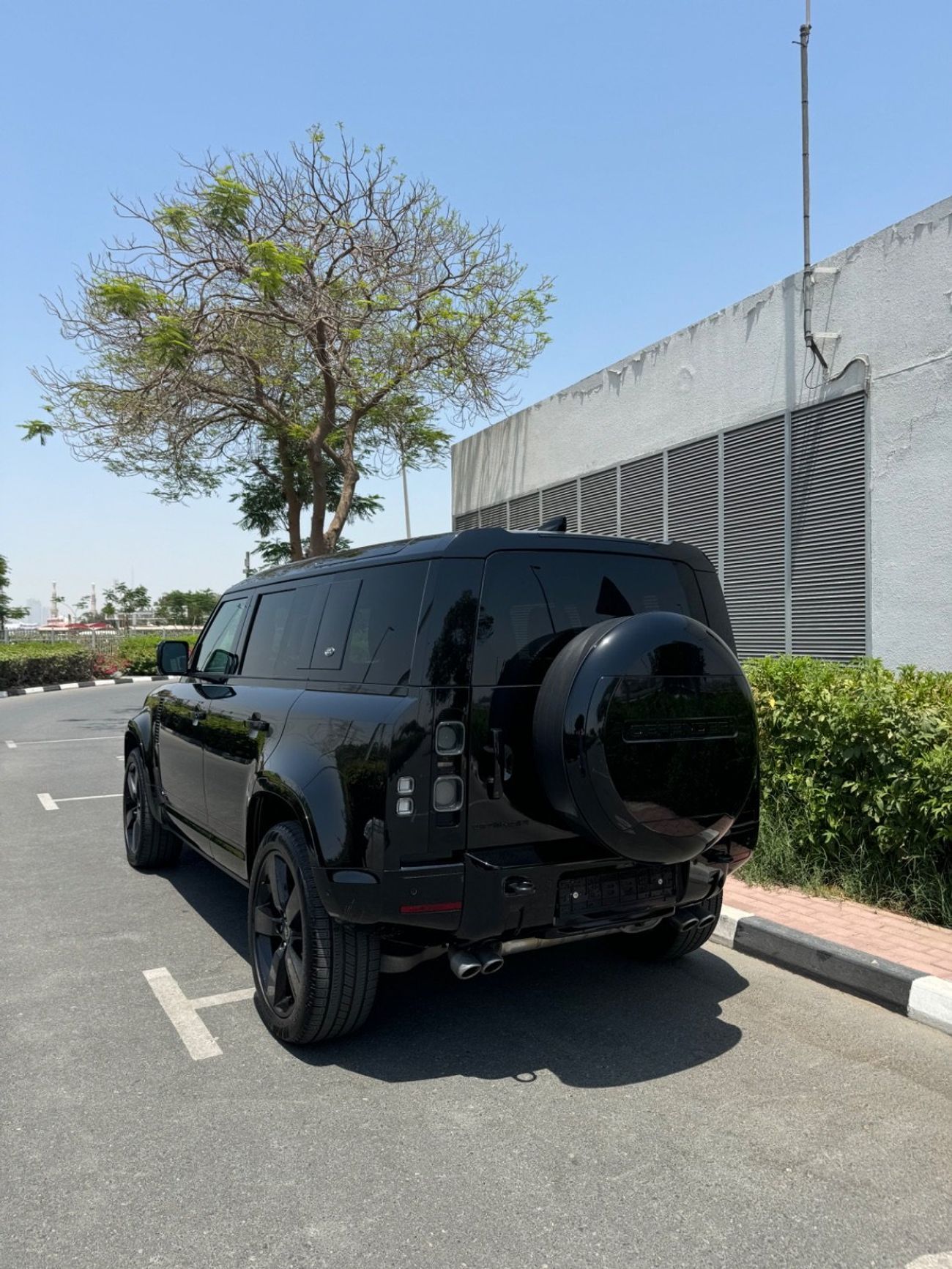 لاند روفر ديفندر P400 90 X-Dynamic HSE 3.0L (6 Seater)