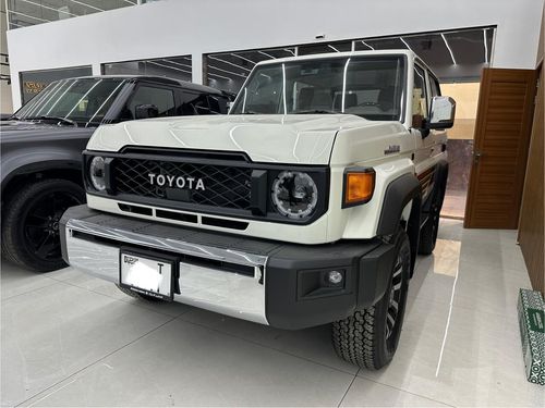 Toyota Land Cruiser 70 VXR 4.0L (3 Door)