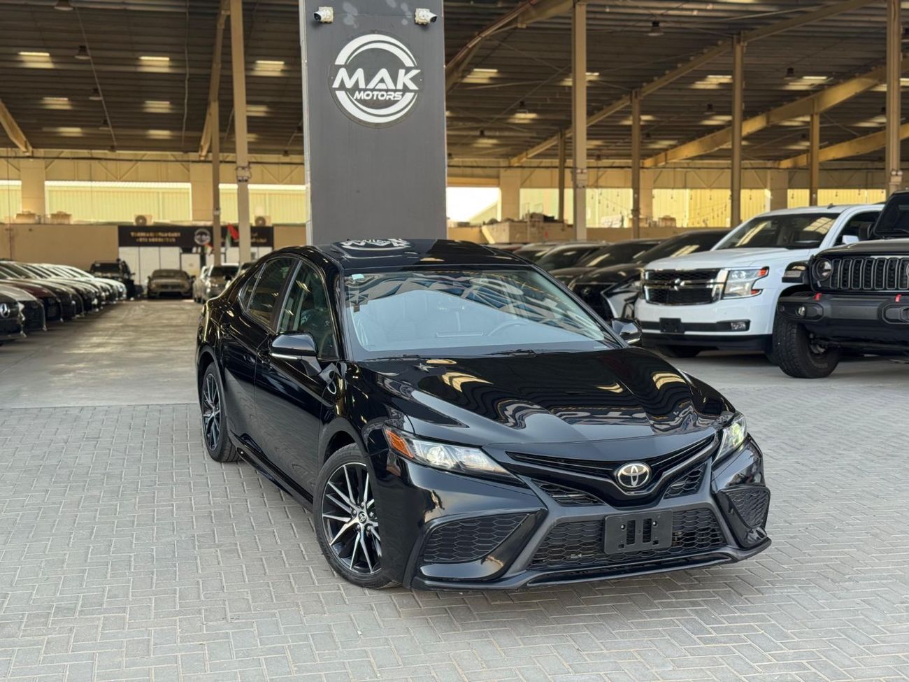 تويوتا كامري SE 2.5L (204 HP) SE / 2.5L V4 / SUNROOF / RADAR / KEYLESS ENTRY / ECO MODE / BLIND SPOTS