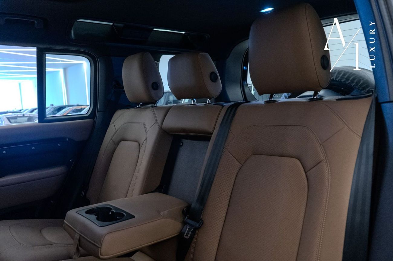 لاند روفر ديفندر P400 110 X-Dynamic SE 3.0L (5 Seater) 2025 Defender, 5 Years Land Rover Warranty, Delivery Kms, GCC