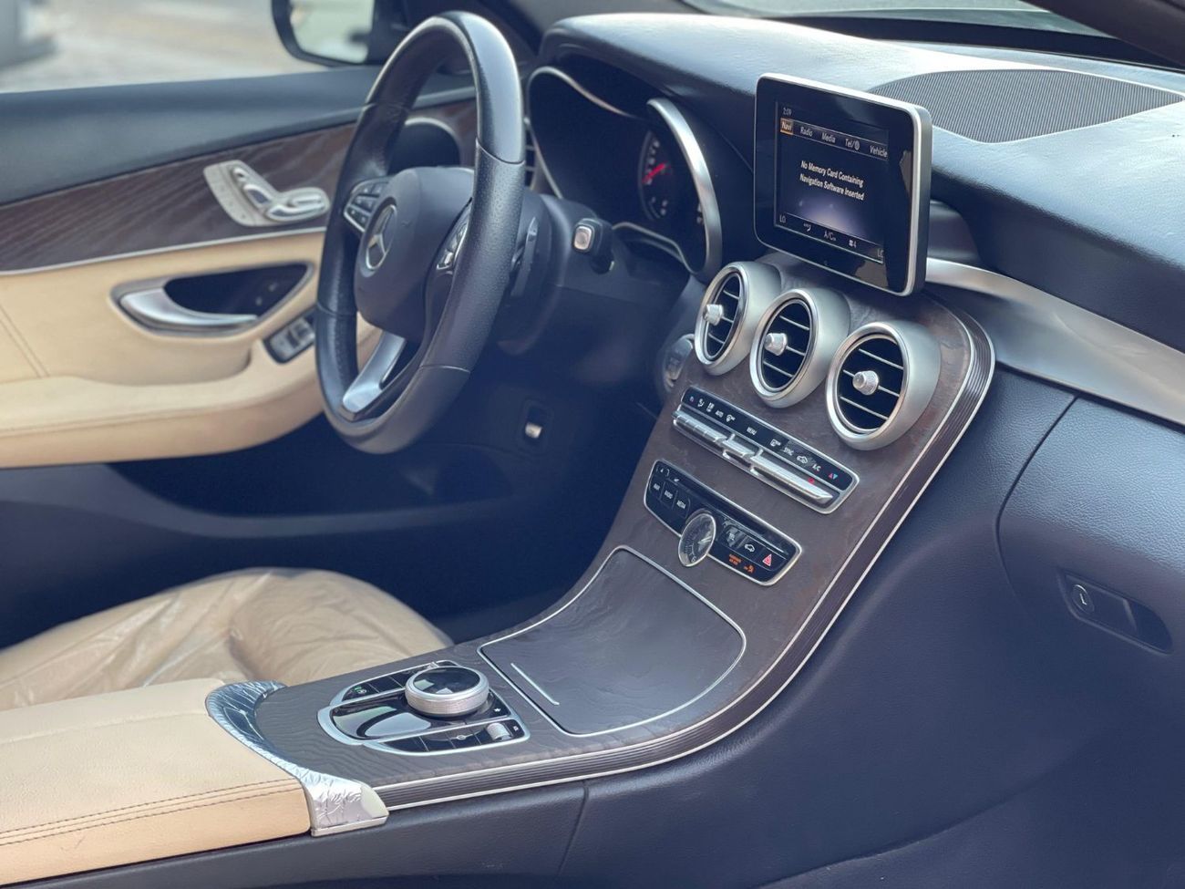 مرسيدس بنز C 300 محرك V4 سعة 2.0 لتر / فتحة سقف بانورامية / رادار / نقطة عمياء / بحالة ممتازة