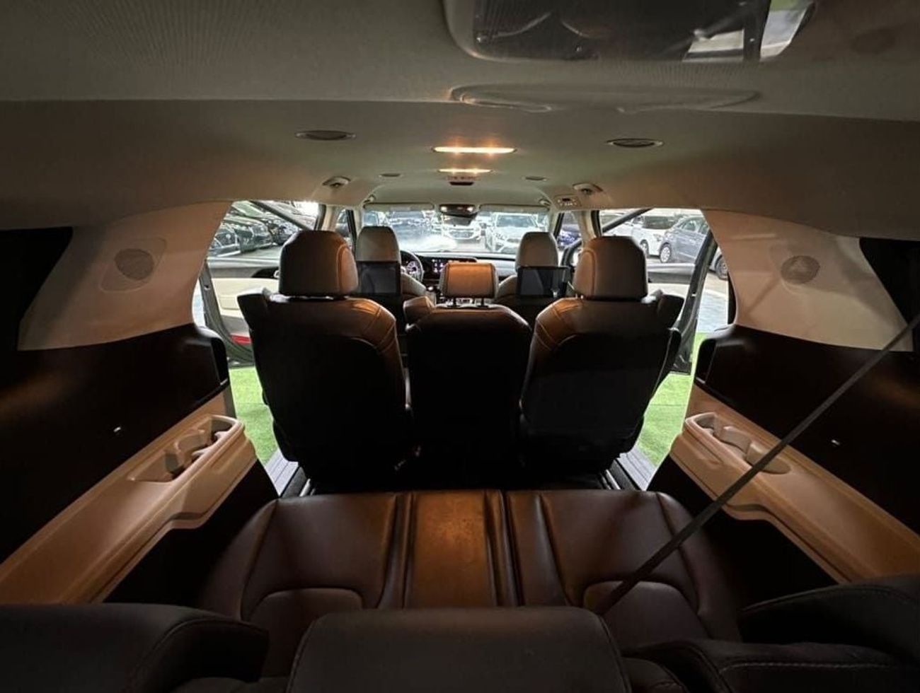 كيا كارنيفال Kia Carnival 2021 with 3.3 engine Full Option good equipment minimal damage fits even in Russia