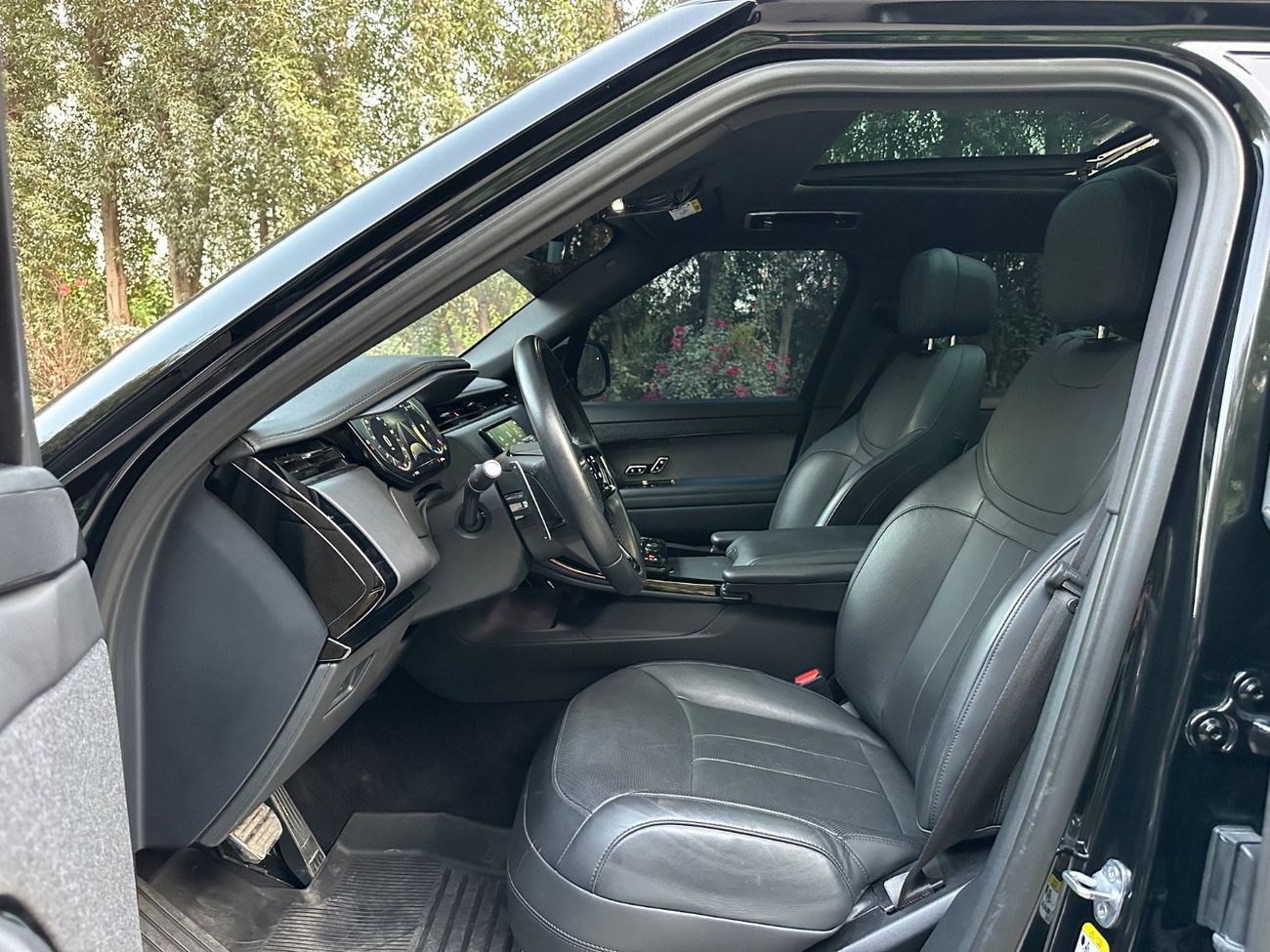 لاند روفر رينج روفر سبورت Dynamic HSE D350 3.0L | V6 350 HP | Luxury, Power & Prestige Combined | Perfect Condition