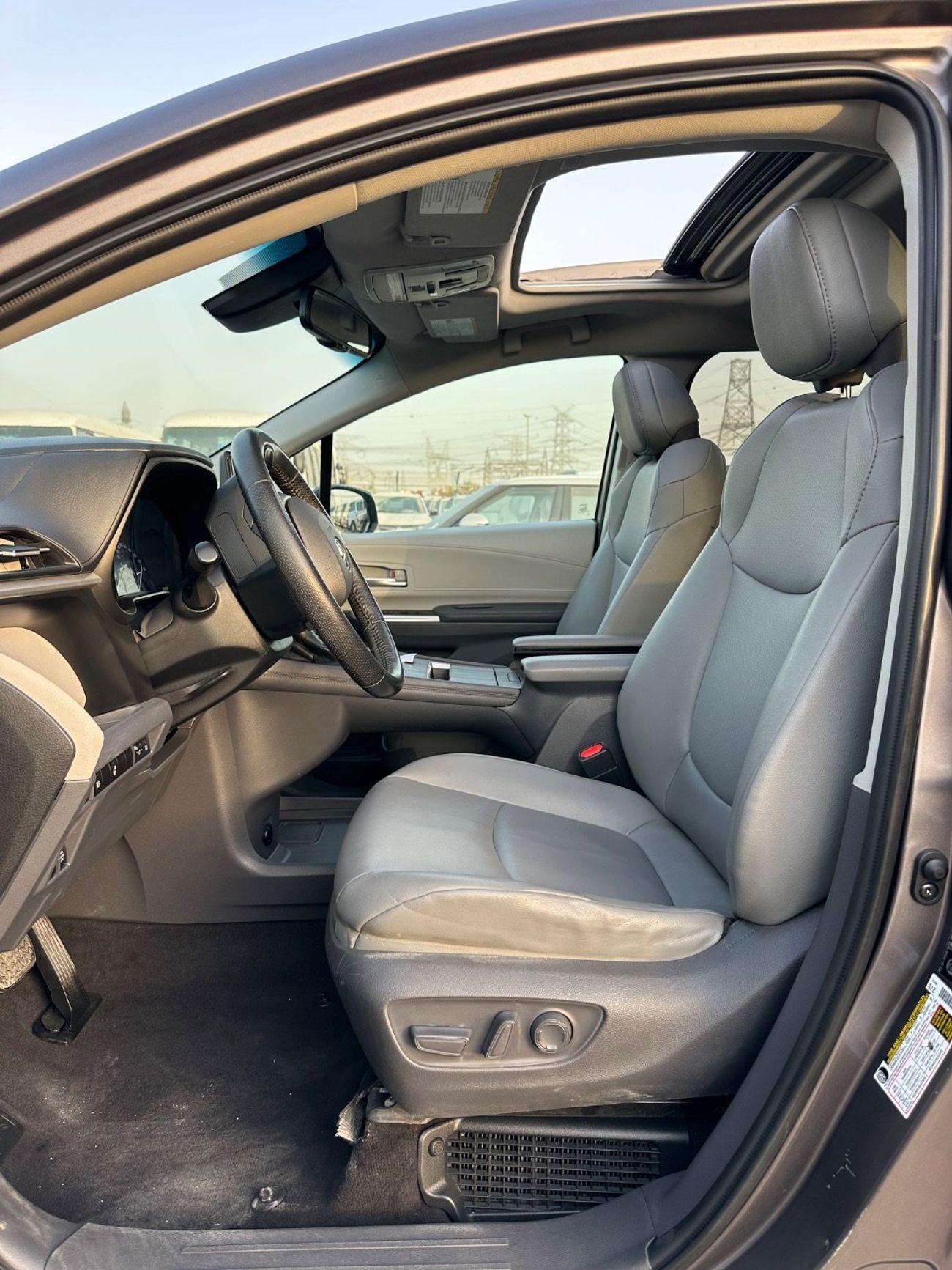 تويوتا سيينا XLE Hybrid Sunroof Full Option 2022