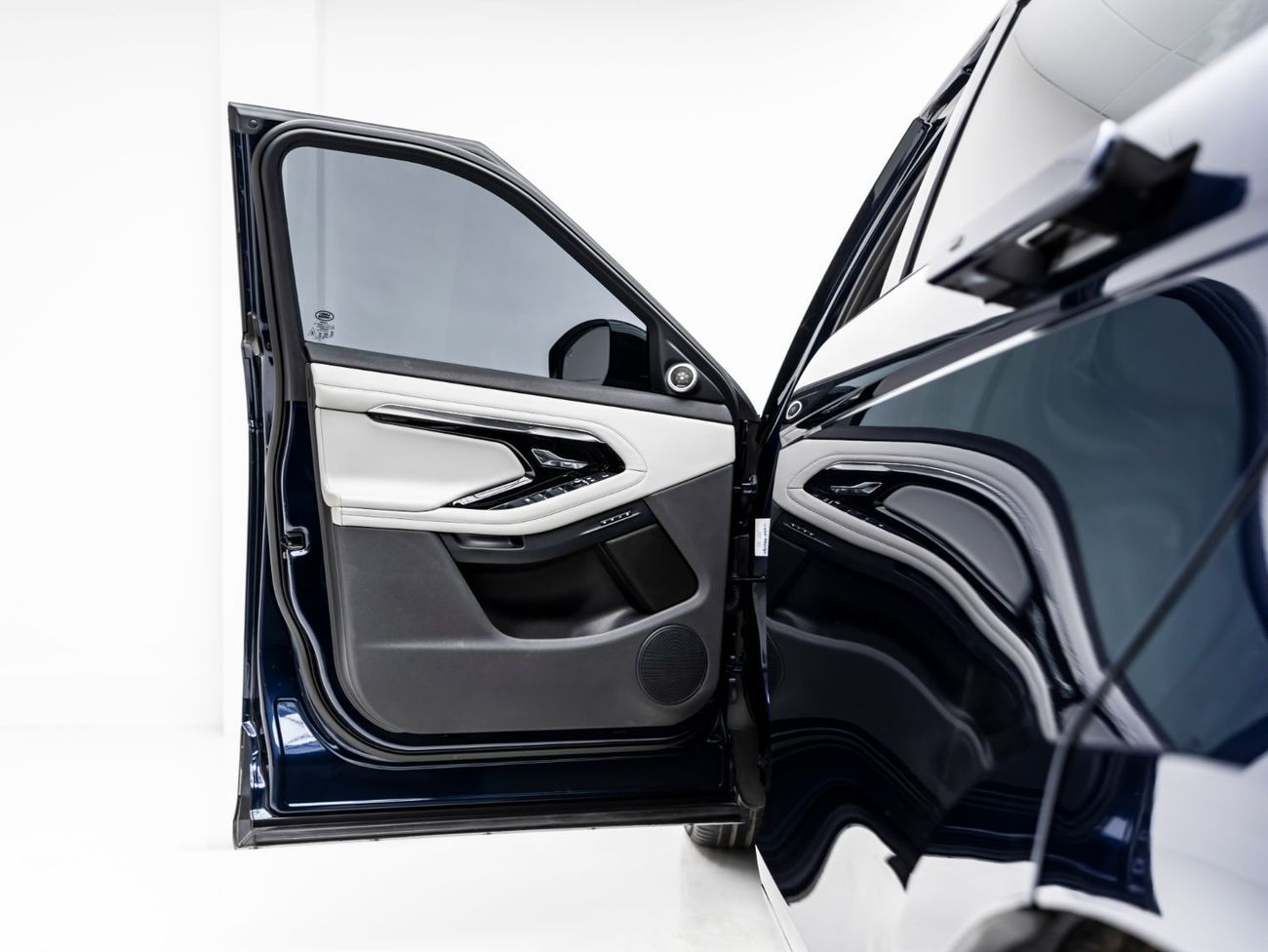 لاند روفر رانج روفر إيفوك P200 R-Dynamic HSE 2.0L