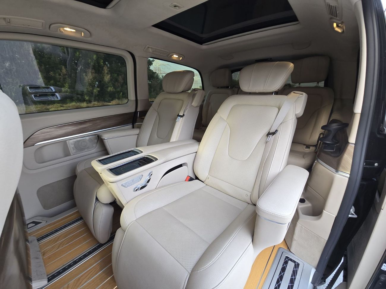 مرسيدس بنز V 250 Std 2.1L MERCEDES V-250 FULL OPITION // PERFECT CONDITION // VIP SEATS // SUNROOF