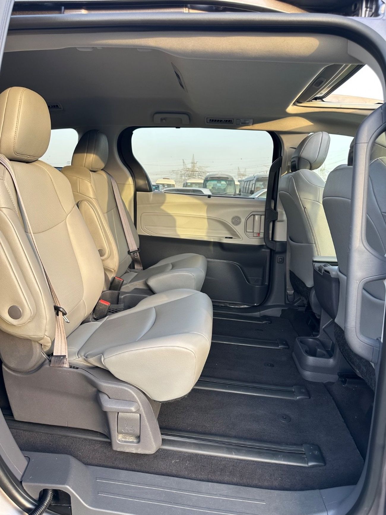 تويوتا سيينا XLE Hybrid Sunroof Full Option 2022