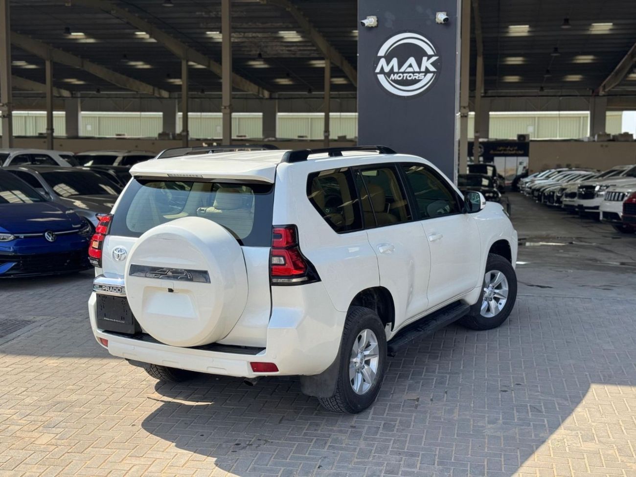 تويوتا برادو Std 4.0L V6 4.0L / GCC / 4X4 / BIG SCREEN / FRIDGE / 7 SEATER / IN PERFECT CONDITION