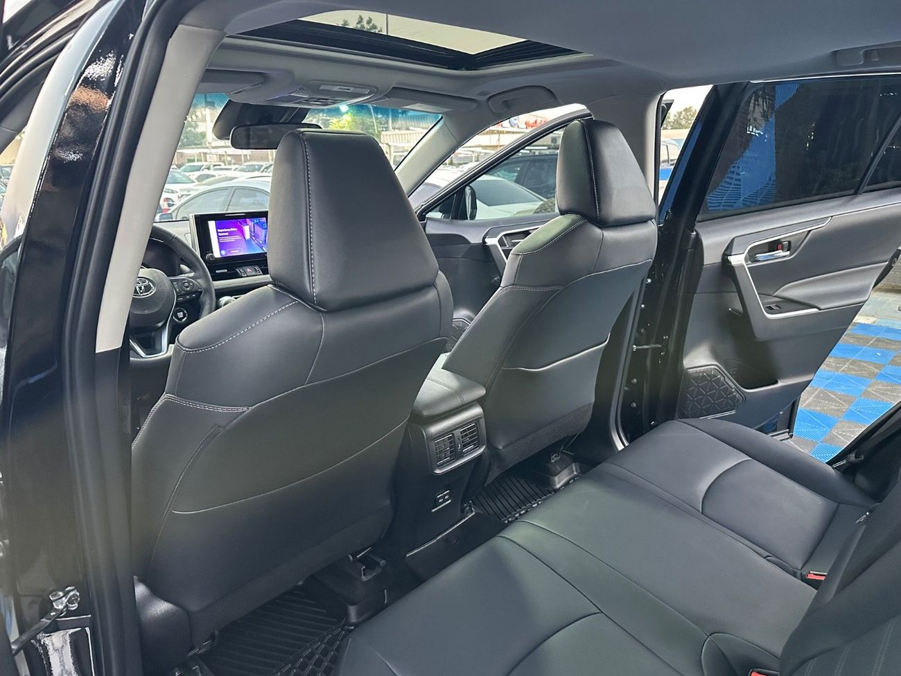 تويوتا راف ٤ سيارة RAV4 موديل 2024 بمحرك 2.5 لتر ونظام دفع رباعي XLE، سيارة كندية