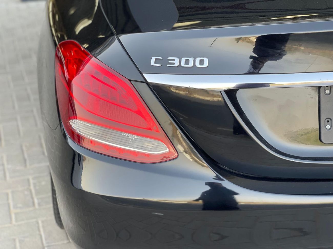 مرسيدس بنز C 300 محرك V4 سعة 2.0 لتر / فتحة سقف بانورامية / رادار / نقطة عمياء / بحالة ممتازة