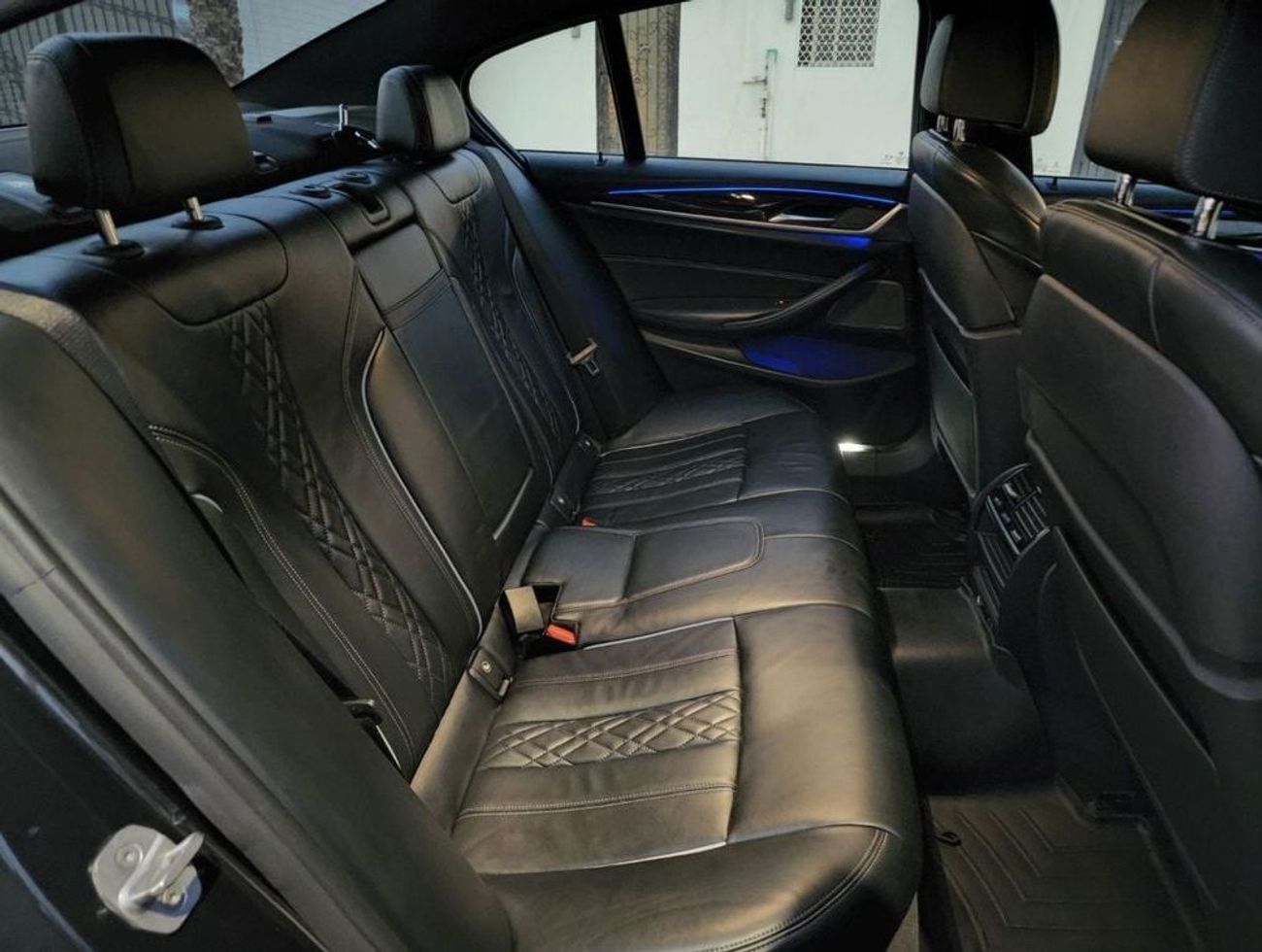 بي أم دبليو M550i Std 4.4L