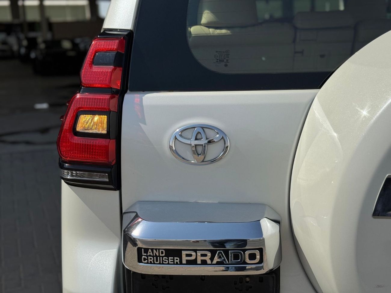 تويوتا برادو Std 4.0L V6 4.0L / GCC / 4X4 / BIG SCREEN / FRIDGE / 7 SEATER / IN PERFECT CONDITION