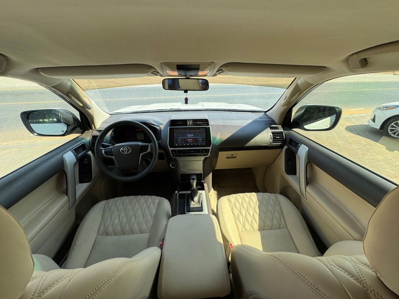 تويوتا برادو Std 4.0L V6 4.0L / GCC / 4X4 / BIG SCREEN / FRIDGE / 7 SEATER / IN PERFECT CONDITION