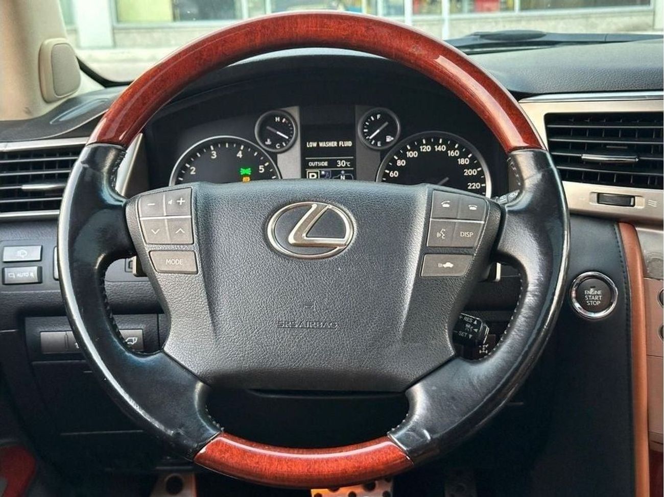 لكزس LX 570 Platinum 5.7L LEXUS LX570 GCC 2015 PERFECT CONDITION INSIDE OUT SIDE