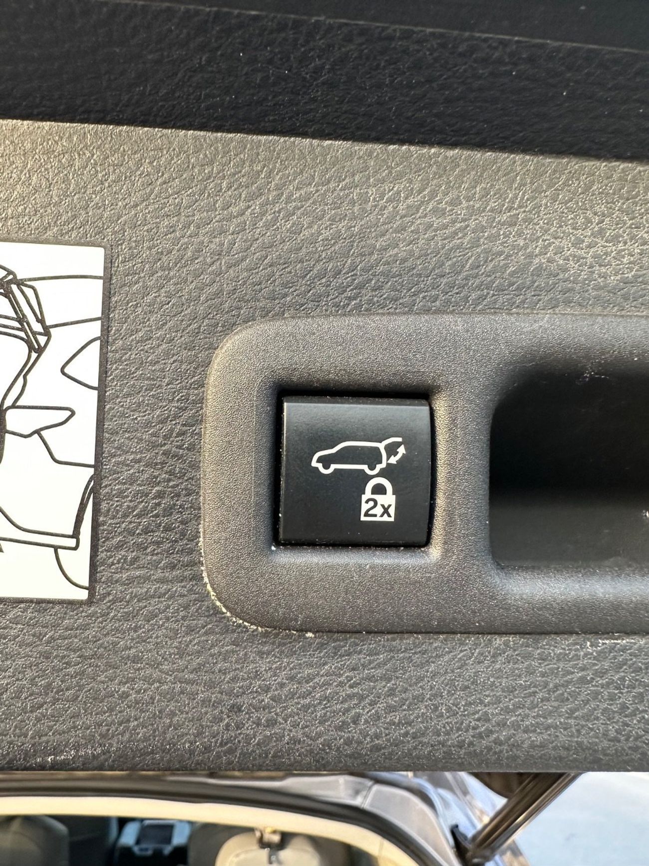 تويوتا سيينا XLE Hybrid Sunroof Full Option 2022