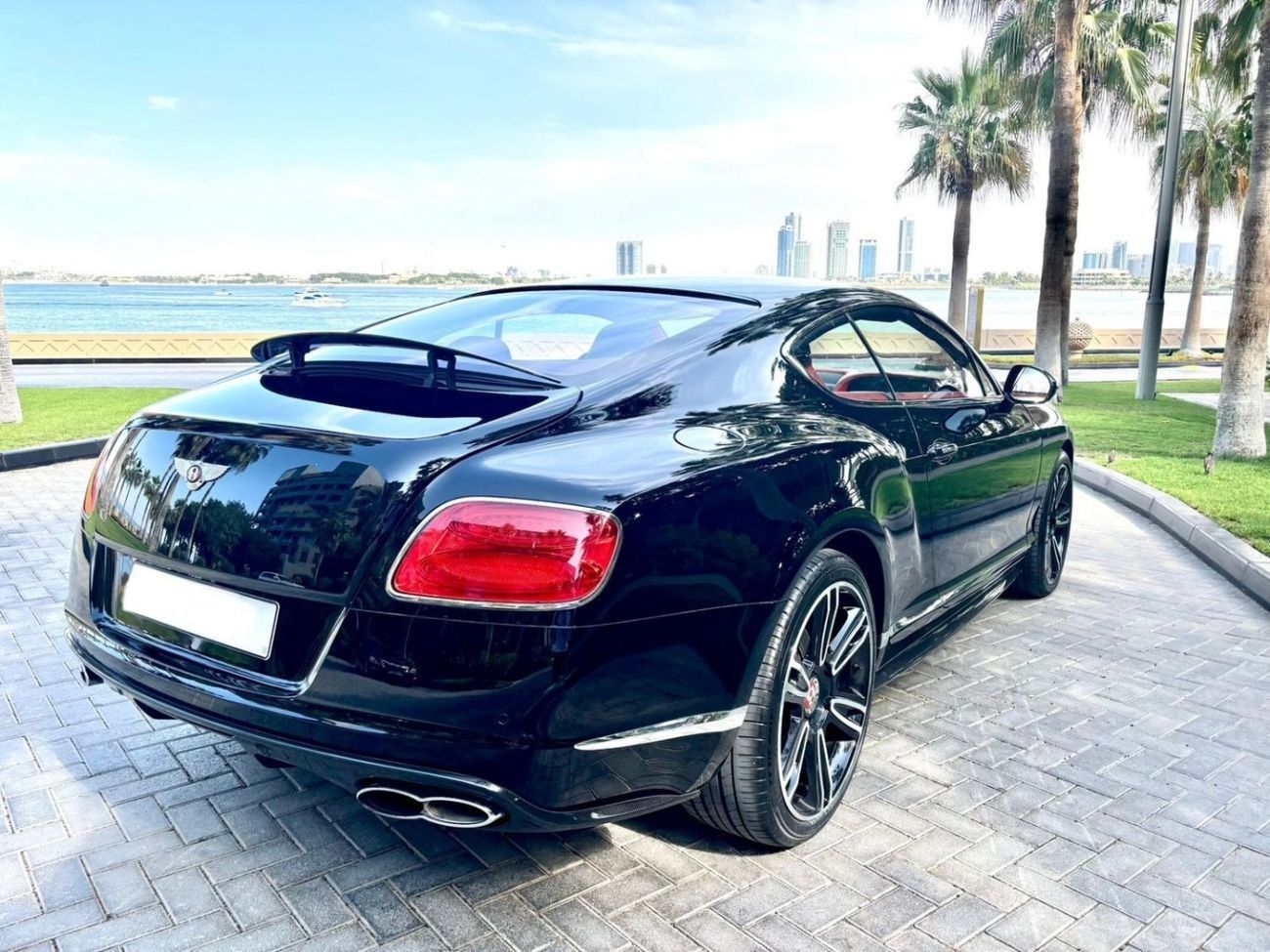 بنتلي كونتيننتال جي تي GCC V8 CARBON FIBRE EDITION SINGLE OWNER