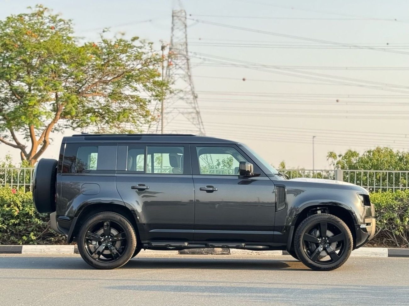 لاند روفر ديفندر P400 110 X-Dynamic HSE 3.0L (5 Seater)